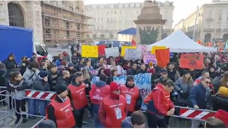 Torino, gli studenti cercano il palco dei sindacati: «Fateci salire»