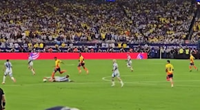 VIDEO - Scivolata e ripartenza decisiva: che intervento di Paredes in Copa America!