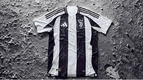 Strisce bianconere più larghe, coccarda della Coppa Italia sul petto e per la prima volta nessuno sponsor: ecco la nuova maglia della Juventus