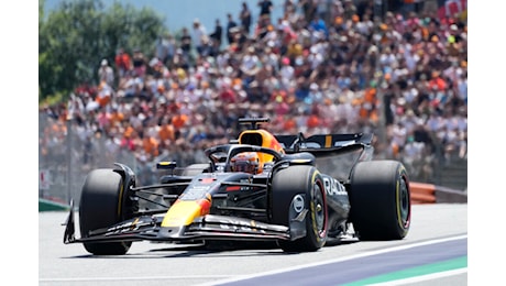 F1, Verstappen spazza via tutti e si aggiudica la pole position a Spielberg. Sainz in seconda fila, Leclerc sbaglia