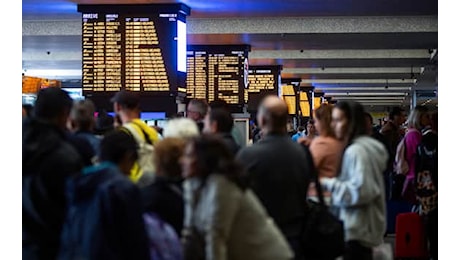 Guasto linea Roma, cancellati oltre 100 treni: circolazione ripresa ma restano ritardi