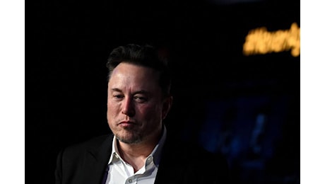 Elon Musk scatenato, nuovo attacco alla Gran Bretagna: nel mirino finisce Farage