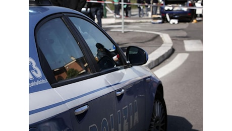 Napoli, sale sulla macchina pensando sia un taxi ma rischia lo stupro e si lancia dall'auto in corsa