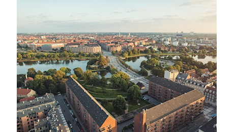 Copenhagen offre cibo gratis ai turisti rispetto dell'ambiente: basta raccogliere i rifiuti in strada