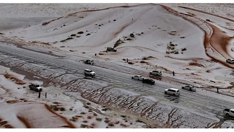 Cronaca meteo - Impressionante grandinata in Arabia Saudita e il deserto si tinge di bianco. Video