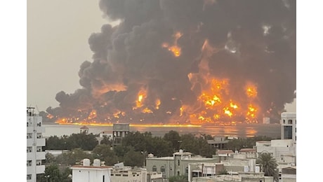 Raid di Israele in Yemen, in fumo le raffinerie di Hodeida: «È la risposta alle centinaia di attacchi Houthi dal 7 ottobre» - I video
