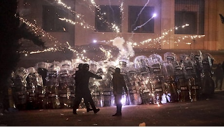 Georgia: quarta notte di proteste dopo la sospensione dei colloqui di adesione all'Ue