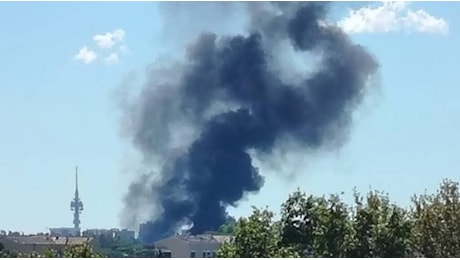 Roma, bus in fiamme sulla Laurentina: Alta colonna di fumo nero