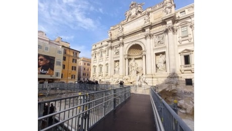 Apre la passerella di Fontana di Trevi: 130 persone alla volta. Il sindaco Gualtieri: L'acqua nella fontana entro dicembre