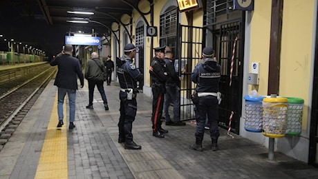 Giovane accoltellato alla stazione di Melegnano, arrestato l’aggressore: il mistero della persona in sala d’attesa