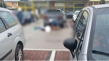 Spara alla moglie e si uccide nel parcheggio del supermercato