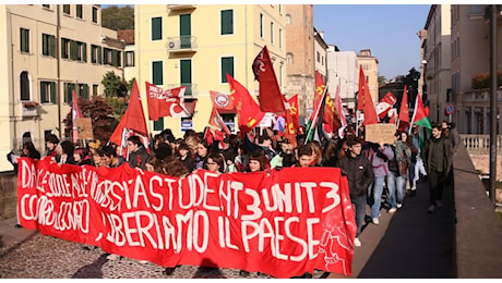 Studenti in corteo per il diritto allo studio: 300 attraversano la città per chiedere investimenti nell'istruzione e nell'università