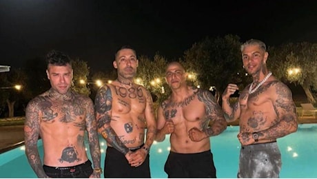 Emis Killa perquisito per l'inchiesta ultrà, il rapper è amico di Fedez e dei capi della Curva sud: sequestrati 40 mila euro in contanti e tre tirapugni