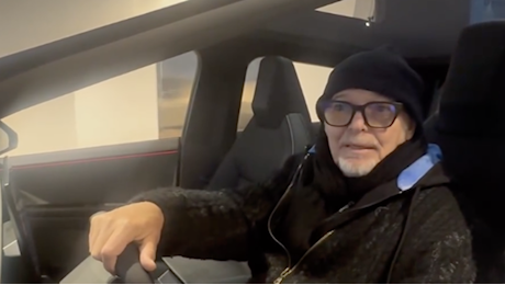 Vasco Rossi prova il «mostro» di Tesla: «Ottimo per caricare casse di olive e pere cotte»