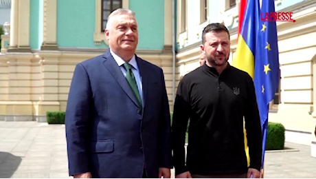 VIDEO Orbán a Kiev, il primo ministro ungherese incontra Zelensky