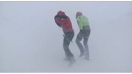 Gran Sasso, ricerche di due alpinisti dispersi: i soccorritori a Campo Imperatore