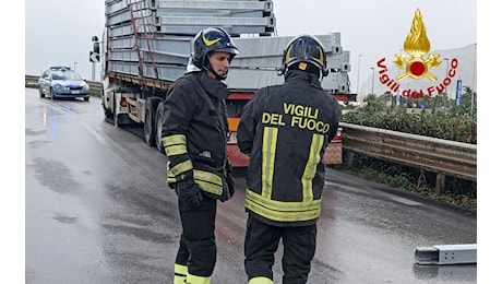 Camion perde pezzi del carico: svincolo bloccato