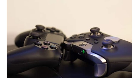 Torino, figlio bestemmia mentre gioca alla PlayStation: vicina accoltella la madre