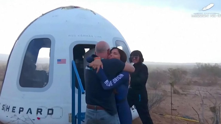 Jeff Bezos e Lauren Sanchez: l'abbraccio dopo il volo spaziale sul razzo Blue Origin - la Repubblica Jeff Bezos e Lauren Sanchez: l'abbraccio dopo il volo spaziale sul razzo Blue Origin - la Repubblica