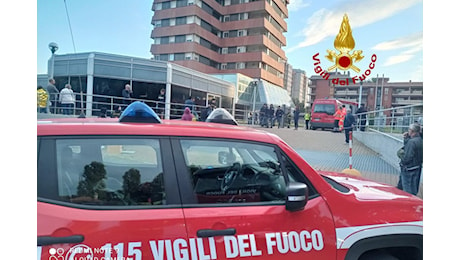 Fiamme in un palazzo di 19 piani a Milano, ragazza intossicata