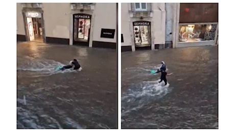 Trascinato via da un fiume d'acqua, il video dell'uomo salvato da una passante per le strade di Catania