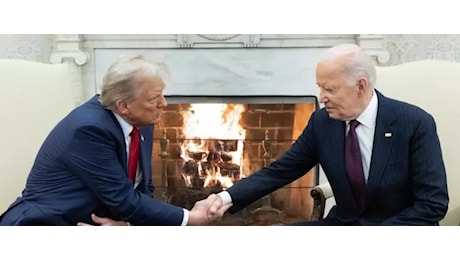 La stretta di mano tra Trump e Biden allo Studio Ovale. La transizione sarà il più liscia possibile