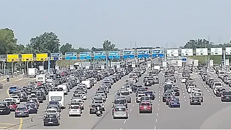 Traffico, lunghe code alla barriera A1 di Melegnano nel primo weekend da bollino rosso