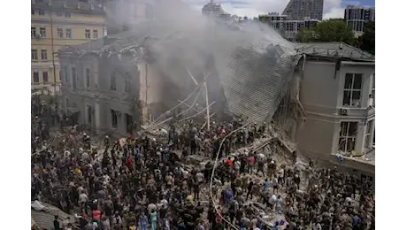 Quelle fake news sul bombardamento dell'ospedale pediatrico di Kiev. E l'omertà sui mercenari inglesi (A. Puccio)