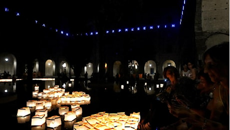 Toro Nagashi, in piazza della Pace la cerimonia delle lanterne - foto