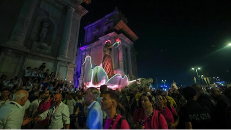 La notte d’oro di Santa Rosalia: sul Cassaro 400 mila persone per i 400 anni della Santuzza. L’arcivescovo lancia l’allarme crack e attacca la Regione