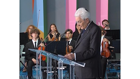 Mattarella a Cagliari saluta totu sa genti sarda ed è ovazione: Siamo immersi in un cambiamento globale, la scuola non può restare ferma