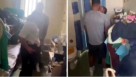 Fa sesso con un detenuto in cella, video finisce sui social: arrestata poliziotta