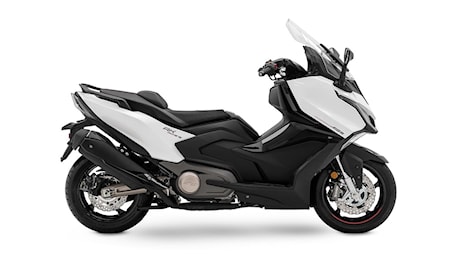 Kymco punta sui lunghi viaggi con Ak 575 Premium e il Cv-R5