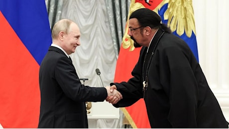 Steven Seagal: «Morirei per Putin». E la Russia è pronta a mandarlo in guerra