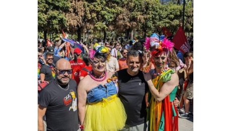 Bari Pride, centinaia in piazza per i diritti: in prima fila anche Decaro. Un paese civile protegge l'amore