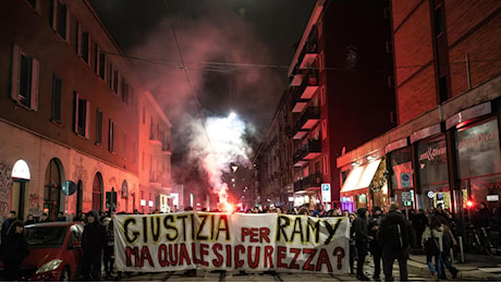 In centinaia al corteo per Ramy. La fidanzata parla alla fine: “Vivrai per sempre. Ti amo”