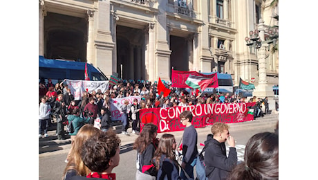 Studenti in piazza, a Torino quindici agenti in ospedale. Meloni: “Certa politica smetta di giustificare violenze”