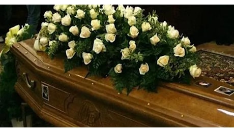 Parabita, nessuno dei due vuole pagare il funerale della suocera: lite tra cognati con bastoni e coltelli