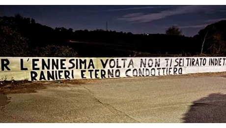 Striscione per Ranieri a Trigoria: “Non ti sei tirato indietro, eterno condottiero”