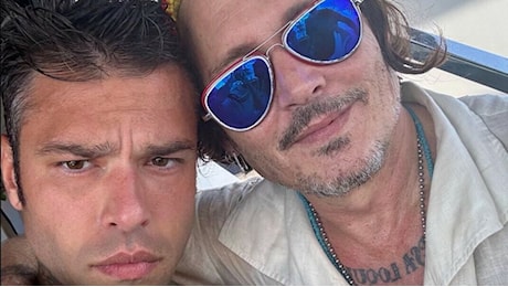 Fedez insieme a Johnny Depp: le foto da St. Tropez scatenano i commenti dei fan