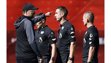 Essere arbitri è un incubo, Coote è un idiota ma è il prodotto di questo calcio in cui tutti odiano tutti (Guardian)