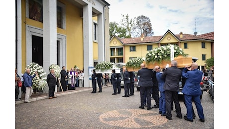 Mille persone per l’addio a Fabio, Daniela e al figlio Lorenzo. Nell’omelia mons. Delpini ha immaginato un dialogo tra Dio e i familiari