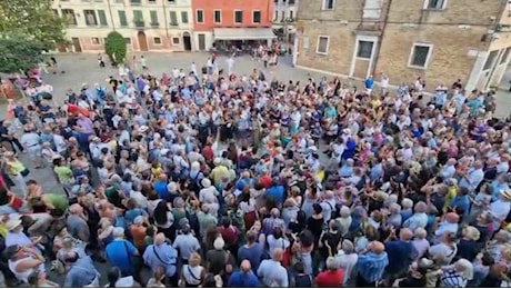 Le immagini della manifestazione in Campo Santa Margherita contro Brugnaro
