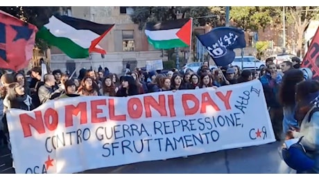 Genova, gli studenti in protesta in occasione del No Meloni Day: “Rovesciamo il governo e liberiamo il Paese”