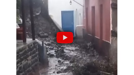 Meteo: Stromboli, colate di fango ed acqua investono il borgo di Ginostra, il Video