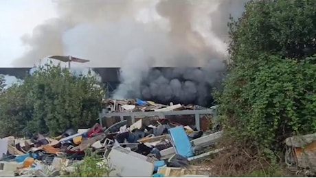 A fuoco capannone di 6mila mq a Tor Cervara: vigili del fuoco domano le fiamme