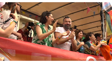 Schlein al Pride di Milano balla sul carro con Zan. E accusa la destra italiana: “È la più arretrata d’Europa”