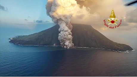 Stromboli: eruzione del vulcano da allerta rossa. Nube di cenere alta due chilometri