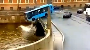 Autobus tampona due auto e precipita nel fiume: morti e feriti tra i passeggeri