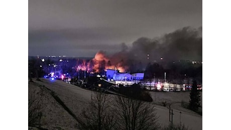 Aereo cargo si schianta contro un palazzo vicino allo scalo Vilnius: un morto e due feriti